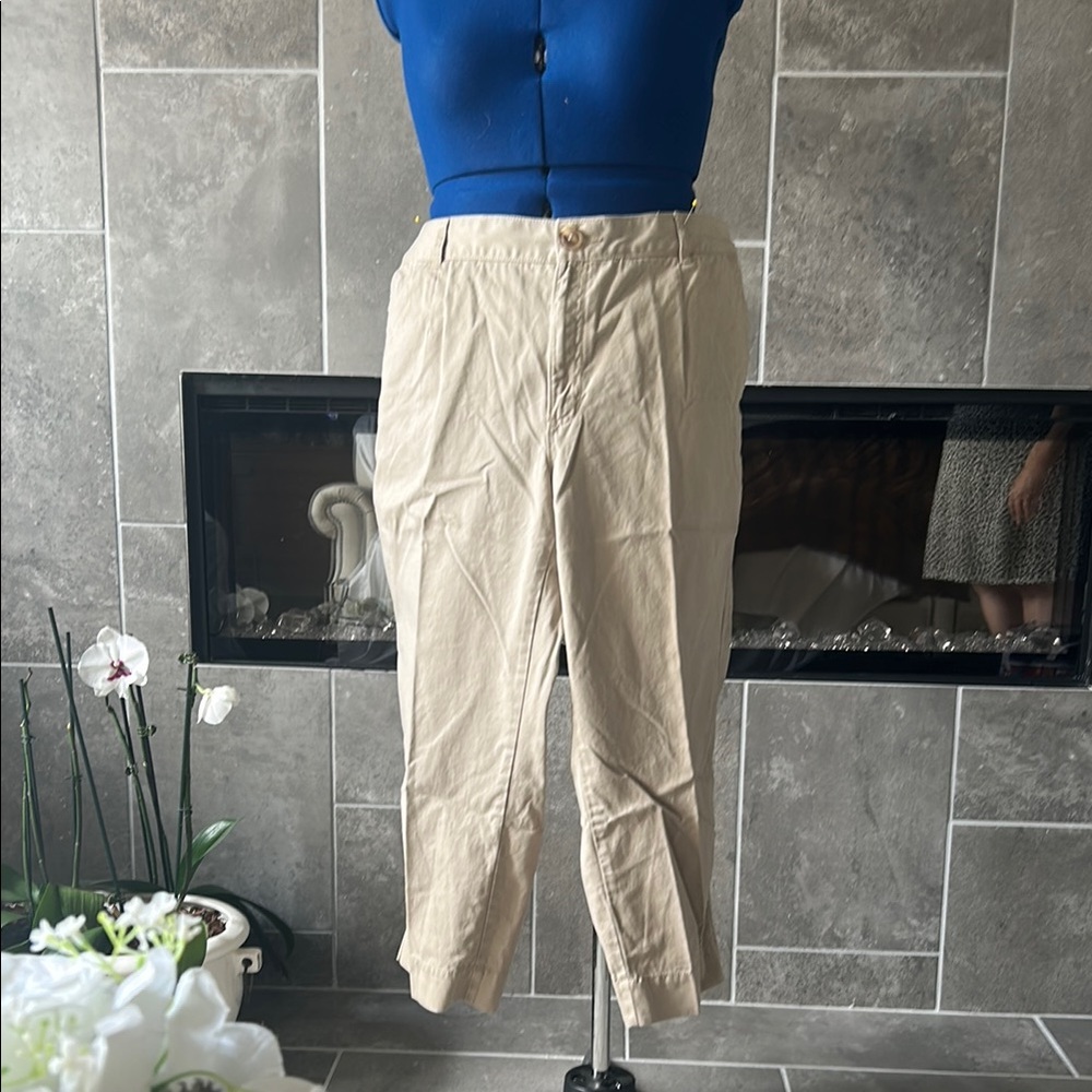 Women’s Tan Capri Pants